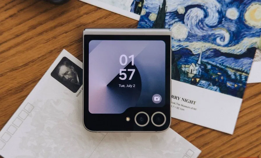 Màn hình ngoài của điện thoại Galaxy Z Flip 6 (Ảnh: Internet) Màn hình ngoài của điện thoại Galaxy Z Flip 6 (Ảnh: Internet)