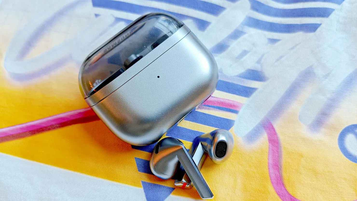 Galaxy Buds 3 có thiết kế khá là cơ bản, phù hợp cho những ai yêu thích sự đơn giản, tiện lợi và kết nối mượt mà trong hệ sinh thái Samsung (Ảnh: Internet) Galaxy Buds 3 có thiết kế khá là cơ bản, phù hợp cho những ai yêu thích sự đơn giản, tiện lợi và kết nối mượt mà trong hệ sinh thái Samsung (Ảnh: Internet)