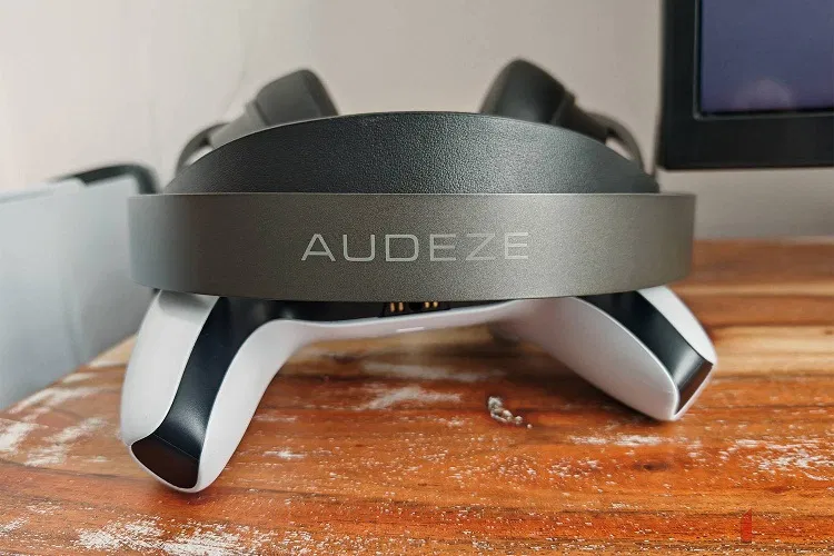 Logo Audeze trên băng đeo của tai nghe Audeze Maxwell (Ảnh: Internet) Logo Audeze trên băng đeo của tai nghe Audeze Maxwell (Ảnh: Internet)