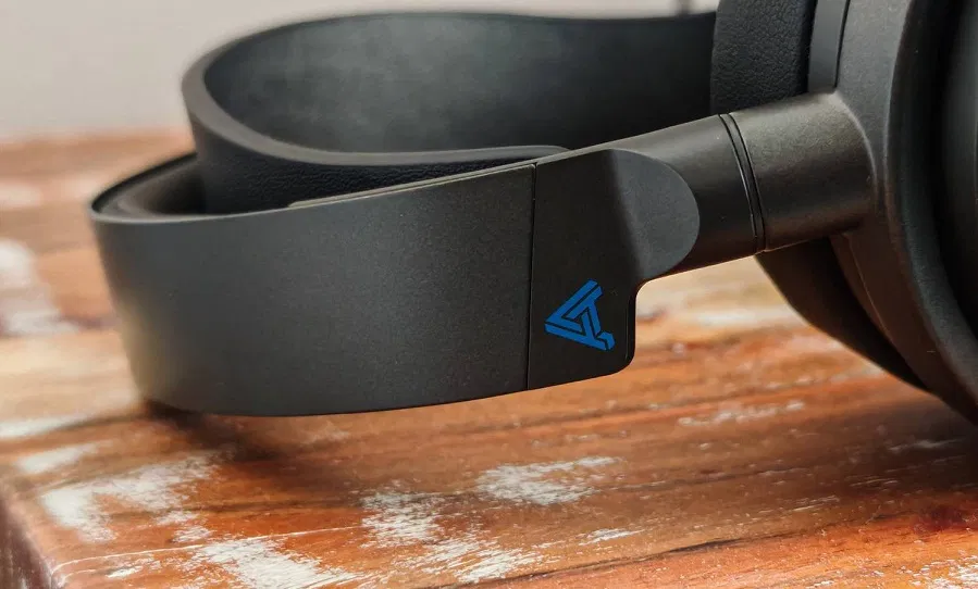 Băng đeo của tai nghe Audeze Maxwell có logo Audeze (Ảnh: Internet) Băng đeo của tai nghe Audeze Maxwell có logo Audeze (Ảnh: Internet)