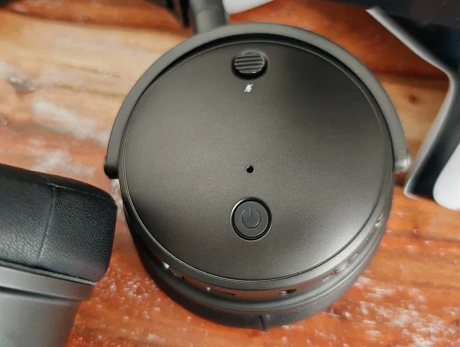 Nút nguồn và nút điều khiển tắt tiếng của tai nghe Audeze Maxwell (Ảnh: Internet) Nút nguồn và nút điều khiển tắt tiếng của tai nghe Audeze Maxwell (Ảnh: Internet)