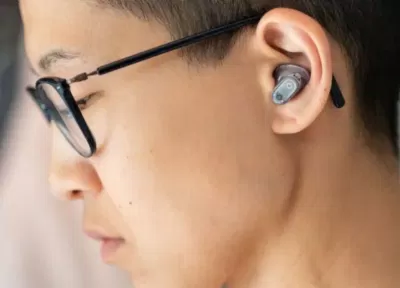 Đeo tai nghe Beats Studio Buds Plus (Ảnh: Internet) Đeo tai nghe Beats Studio Buds Plus (Ảnh: Internet)