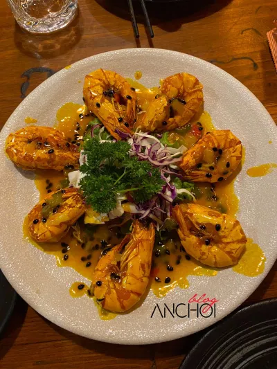 Món tôm sốt chanh dây tại Xưởng Bia Restaurant (nguồn: BlogAnChoi)