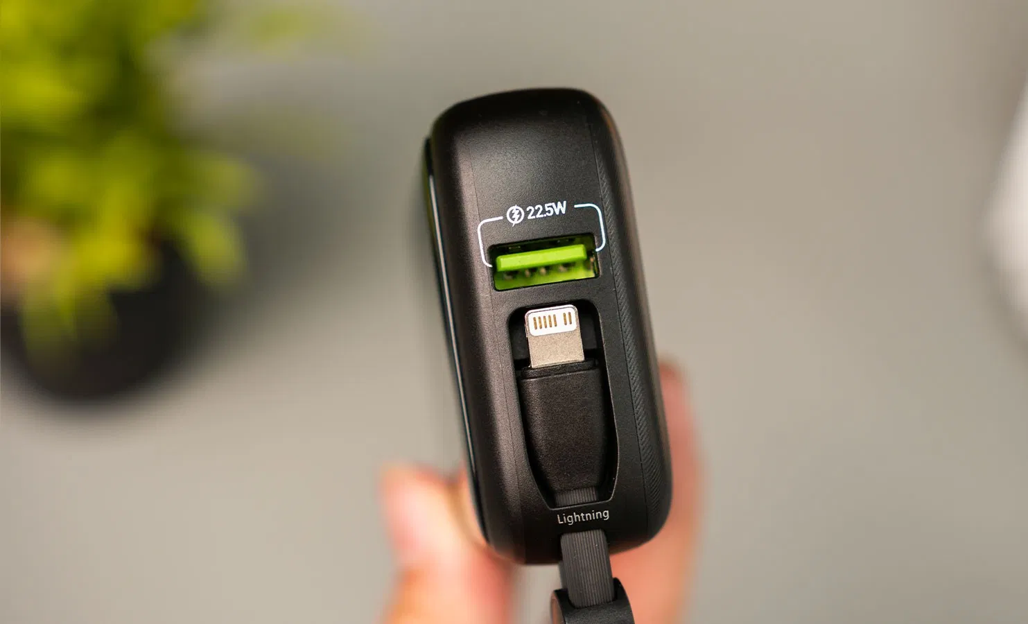 T-K14 có đi kèm dây cáp Lightning hỗ trợ sạc nhanh 12W cho iPhone (Ảnh: Internet) T-K14 có đi kèm dây cáp Lightning hỗ trợ sạc nhanh 12W cho iPhone (Ảnh: Internet)