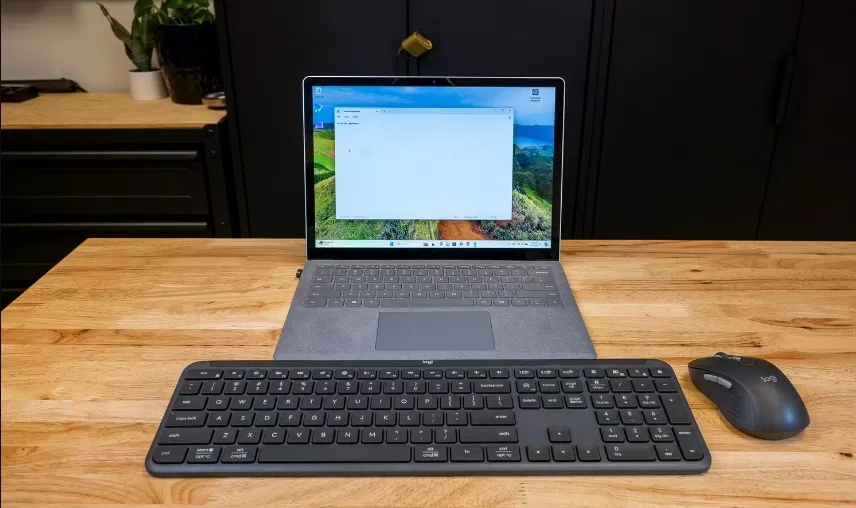 Bộ sản phẩm bàn phím và chuột Logitech Signature Slim Combo MK955 được sử dụng với laptop (Ảnh: Internet) Bộ sản phẩm bàn phím và chuột Logitech Signature Slim Combo MK955 được sử dụng với laptop (Ảnh: Internet)