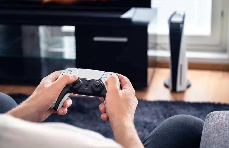 Sử dụng máy chơi game PS5 khi ngồi trên ghế dài (Ảnh: Internet) Sử dụng máy chơi game PS5 khi ngồi trên ghế dài (Ảnh: Internet)