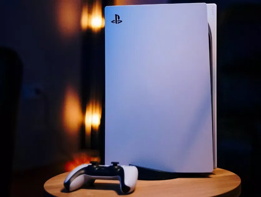 Máy chơi game PlayStation 5 và bộ điều khiển (Ảnh: Internet) Máy chơi game PlayStation 5 và bộ điều khiển (Ảnh: Internet)