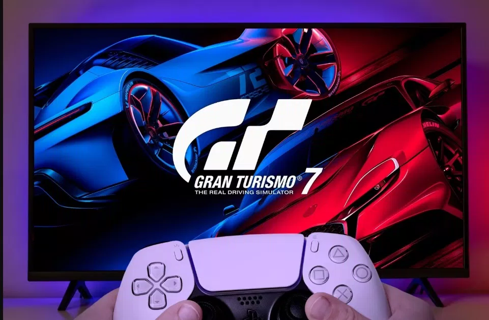 Chơi game Gran Turismo 7 với bộ điều khiển PS5 (Ảnh: Internet)