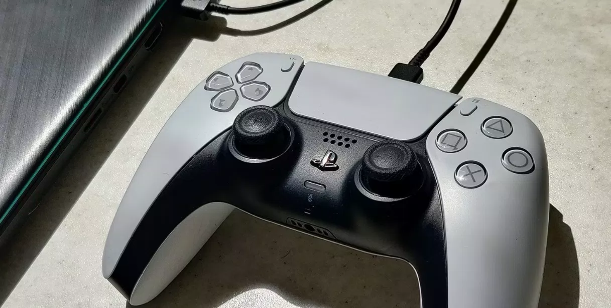 Bộ điều khiển PS5 được kết nối bằng dây USB (Ảnh: Internet) Bộ điều khiển PS5 được kết nối bằng dây USB (Ảnh: Internet)