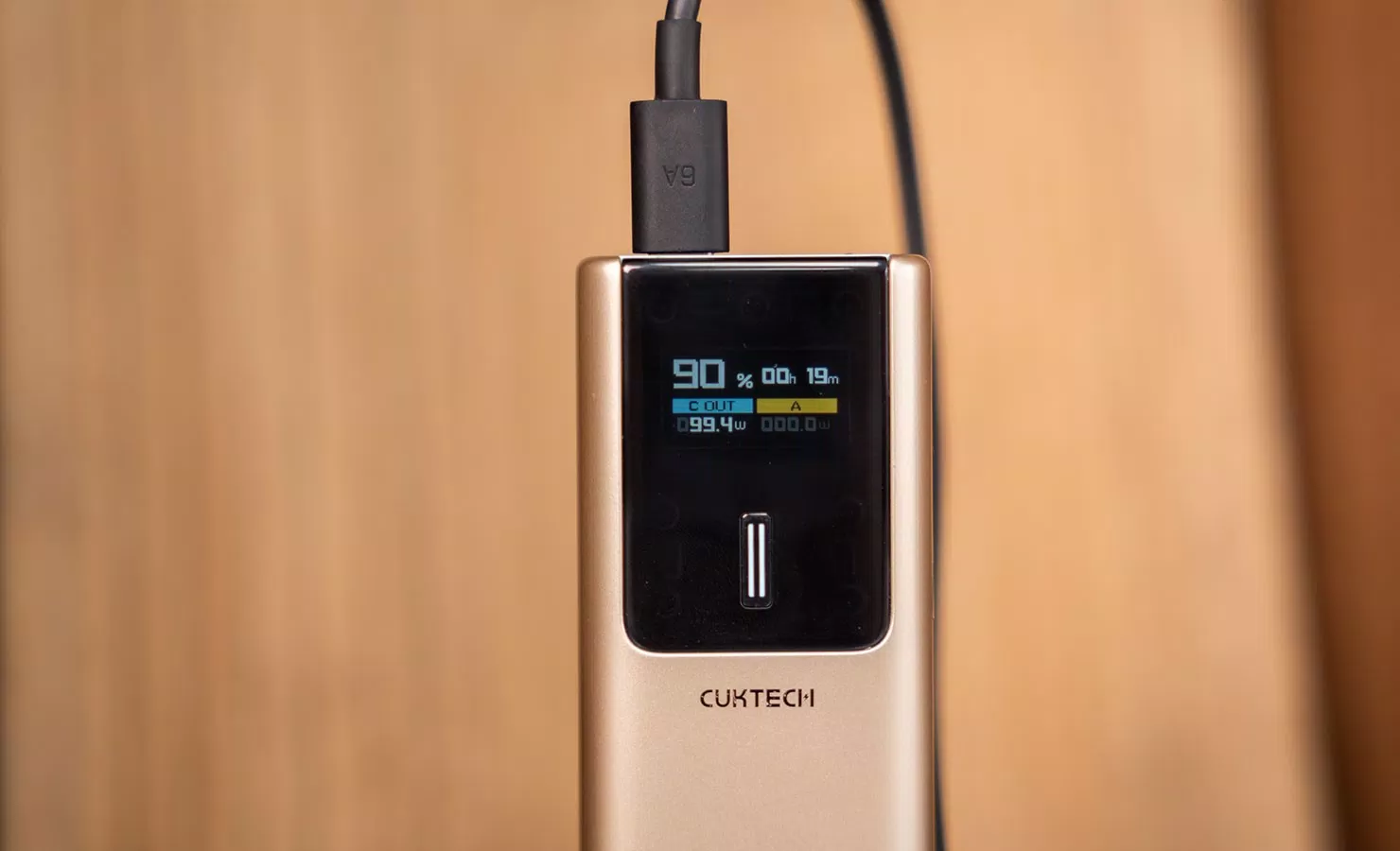 Cuktech PB100P sở hữu màn hình TFT nhỏ gọn được tích hợp ở mặt trước (Ảnh: Internet) Cuktech PB100P sở hữu màn hình TFT nhỏ gọn được tích hợp ở mặt trước (Ảnh: Internet)