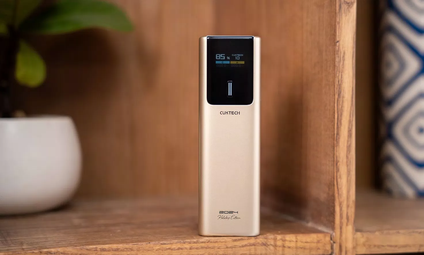 Cuktech PB100P có thiết kế thanh mảnh, gợi liên tưởng đến thanh kẹo Snickers quen thuộc (Ảnh: Internet)