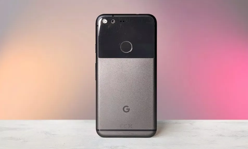 Điện thoại Google Pixel thế hệ đầu tiên (Ảnh: Internet)