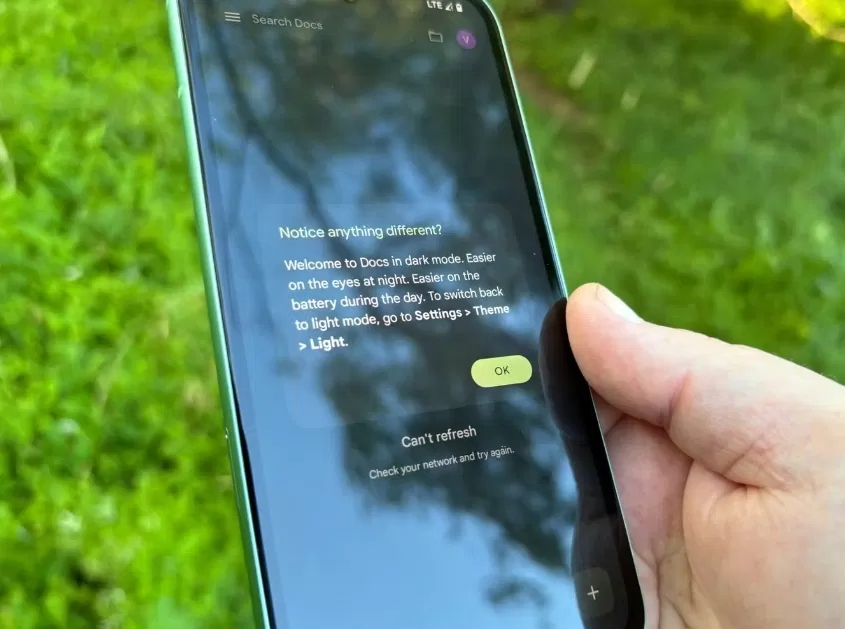 Màn hình điện thoại Pixel 8a hiển thị chế độ tối khi sử dụng ngoài trời (Ảnh: Internet) Màn hình điện thoại Pixel 8a hiển thị chế độ tối khi sử dụng ngoài trời (Ảnh: Internet)