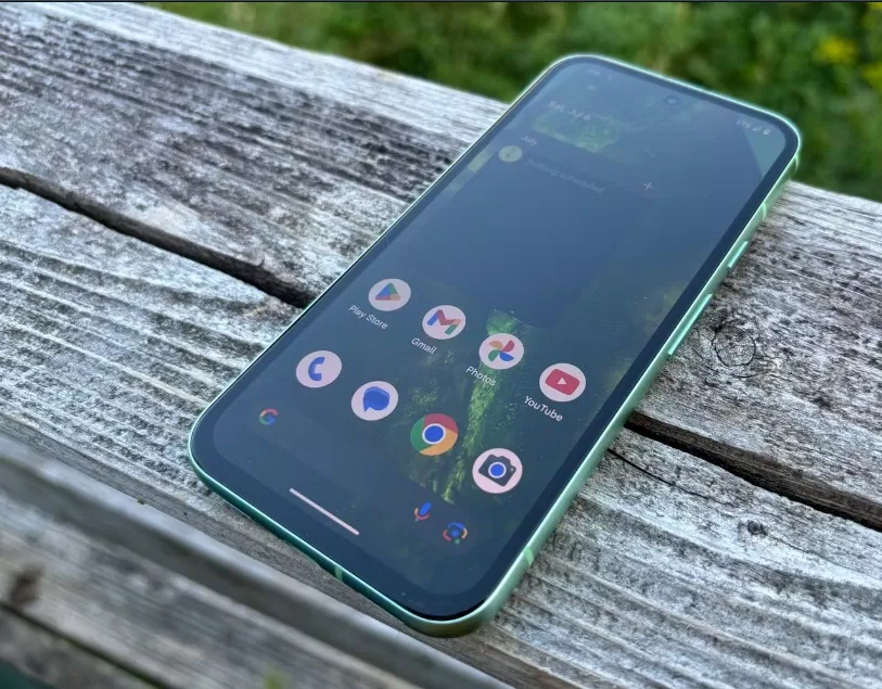 Màn hình điện thoại Pixel 8a ở ngoài trời nhiều ánh sáng (Ảnh: Internet) Màn hình điện thoại Pixel 8a ở ngoài trời nhiều ánh sáng (Ảnh: Internet)