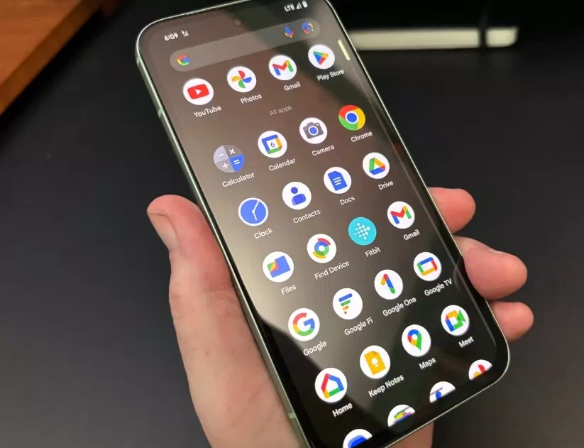 Điện thoại Pixel 8a hiển thị menu ứng dụng (Ảnh: Internet) Điện thoại Pixel 8a hiển thị menu ứng dụng (Ảnh: Internet)