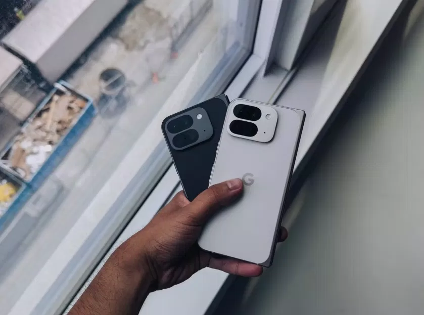 Điện thoại Pixel 9 Pro Fold màu trắng và đen (Ảnh: Internet) Điện thoại Pixel 9 Pro Fold màu trắng và đen (Ảnh: Internet)