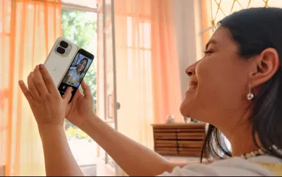 Chụp ảnh selfie bằng điện thoại Pixel 9 Pro Fold (Ảnh: Internet) Chụp ảnh selfie bằng điện thoại Pixel 9 Pro Fold (Ảnh: Internet)
