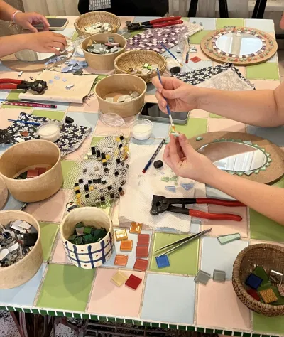 Dụng cụ và đá tạo hình tranh mosaic (nguồn: Facebook Toòng teng studio & cafe)