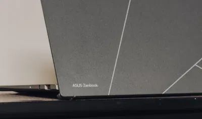 Thương hiệu ASUS trên laptop Zenbook S 13 OLED (Ảnh: Internet) Thương hiệu ASUS trên laptop Zenbook S 13 OLED (Ảnh: Internet)