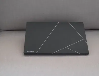 Nắp máy của laptop ASUS Zenbook S 13 OLED (Ảnh: Internet) Nắp máy của laptop ASUS Zenbook S 13 OLED (Ảnh: Internet)