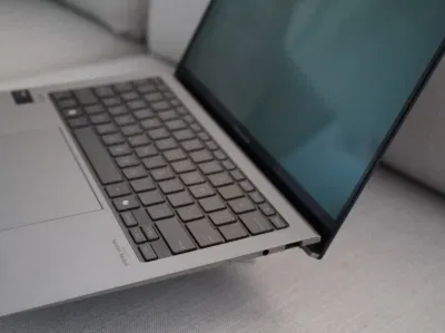 Các cổng ở bên phải của laptop ASUS Zenbook S 13 OLED (Ảnh: Internet) Các cổng ở bên phải của laptop ASUS Zenbook S 13 OLED (Ảnh: Internet)