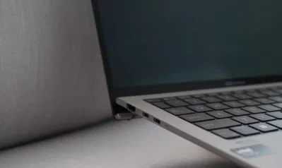 Các cổng ở bên trái của laptop ASUS Zenbook S 13 OLED (Ảnh: Internet) Các cổng ở bên trái của laptop ASUS Zenbook S 13 OLED (Ảnh: Internet)