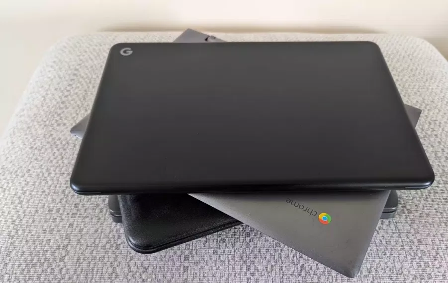 Chromebook xếp chồng lên nhau (Ảnh: Internet) Chromebook xếp chồng lên nhau (Ảnh: Internet)