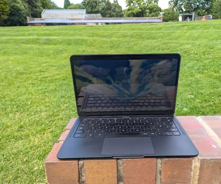 Sử dụng Chromebook mọi lúc mọi nơi không lo hư hỏng (Ảnh: Internet) Sử dụng Chromebook mọi lúc mọi nơi không lo hư hỏng (Ảnh: Internet)