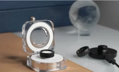 Bộ sạc của nhẫn Galaxy Ring có dạng vỏ sò trong khi Oura Ring 3 có bộ sạc dạng chân đế (Ảnh: Internet) Bộ sạc của nhẫn Galaxy Ring có dạng vỏ sò trong khi Oura Ring 3 có bộ sạc dạng chân đế (Ảnh: Internet)