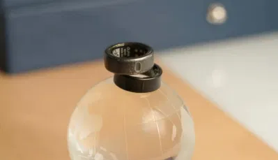 Nhẫn thông minh Galaxy Ring và Oura Ring 3 đều có đèn báo giúp người dùng đeo đúng hướng (Ảnh: Internet) Nhẫn thông minh Galaxy Ring và Oura Ring 3 đều có đèn báo giúp người dùng đeo đúng hướng (Ảnh: Internet)