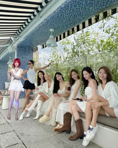 "Nhóm nhạc nữ quốc dân" SNSD kỷ niệm 17 năm ra mắt của mình bằng cách tụ họp với tư cách là một nhóm đầy đủ trong ngày sinh nhật của Tiffany (Ảnh: Instagram)