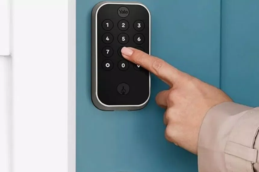 Sử dụng ổ khóa Yale Assure 2 (Ảnh: Internet) Sử dụng ổ khóa Yale Assure 2 (Ảnh: Internet)