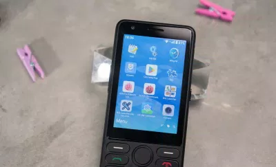 TCL T508N là thiết kế có thể tháo rời nắp lưng, cho phép người dùng tự thay thế pin và thẻ SIM một cách dễ dàng (Ảnh: Internet) TCL T508N là thiết kế có thể tháo rời nắp lưng, cho phép người dùng tự thay thế pin và thẻ SIM một cách dễ dàng (Ảnh: Internet)