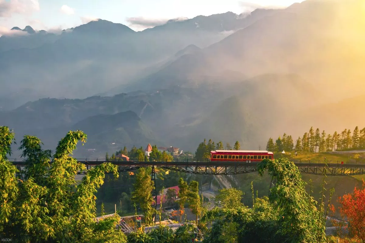 Chuyến tàu hỏa leo núi Mường Hoa (Ảnh: Internet)