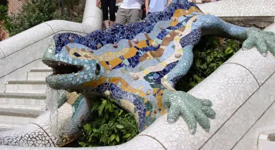 "Con kỳ nhông trong công viên Guell” ở Barcelona, Tây Ban Nha. 1904 Bởi Antoni Gaudi"