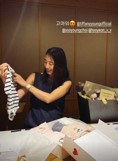 Yeon Hee khoe những món quà được các thành viên SNSD tặng (Ảnh: Instagram)