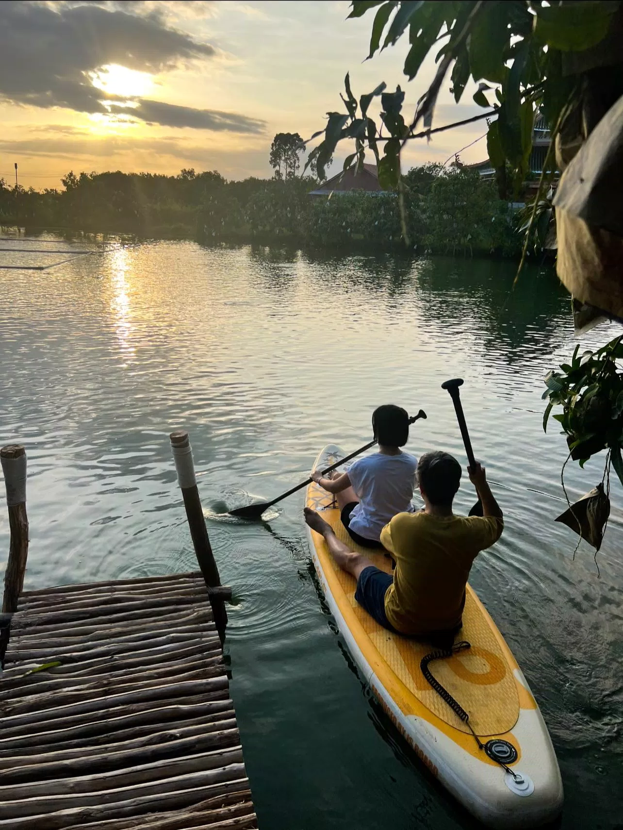 Chèo Sup (nguồn: The Mango Trail) Chèo Sup (nguồn: The Mango Trail)