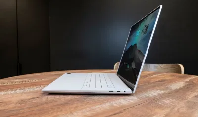 Mặt bên phải của laptop Dell XPS 16 9640 (Ảnh: Internet) Mặt bên phải của laptop Dell XPS 16 9640 (Ảnh: Internet)