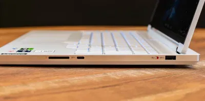 Các cổng kết nối ở bên phải của máy (Ảnh: Internet) Các cổng kết nối ở bên phải của máy (Ảnh: Internet)