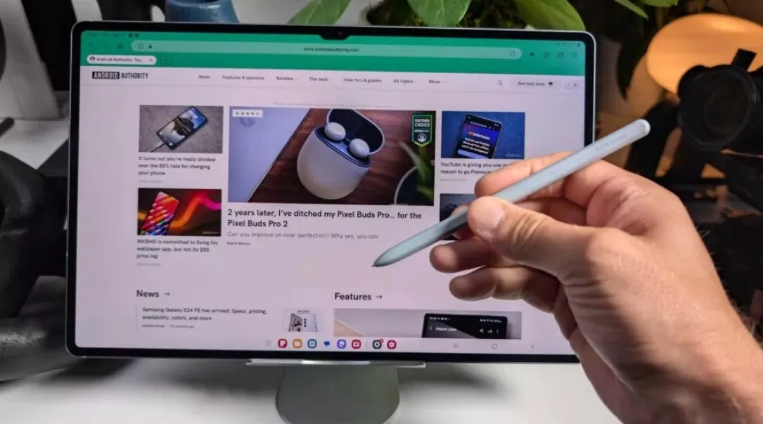 Máy tính bảng Galaxy Tab S10 Ultra cùng với bút cảm ứng S Pen (Ảnh: Internet) Máy tính bảng Galaxy Tab S10 Ultra cùng với bút cảm ứng S Pen (Ảnh: Internet)