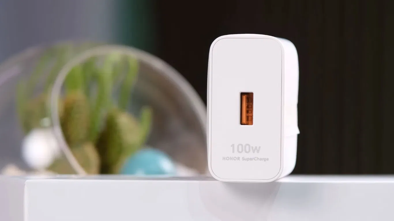 Honor 200 được tặng kèm củ sạc 100W (Ảnh: Internet) Honor 200 được tặng kèm củ sạc 100W (Ảnh: Internet)