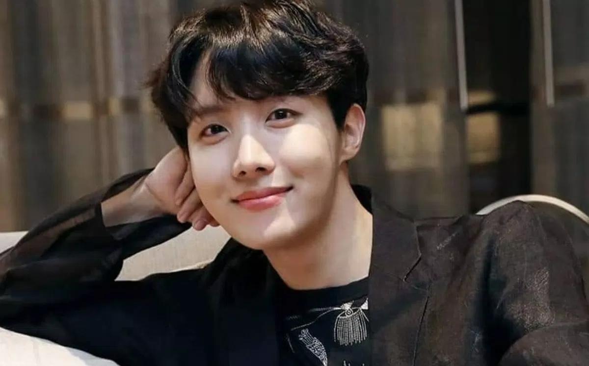 J-Hope (BTS) xuất hiện tại KBO League với tư cách khách mời ném mở màn (Ảnh: Internet)