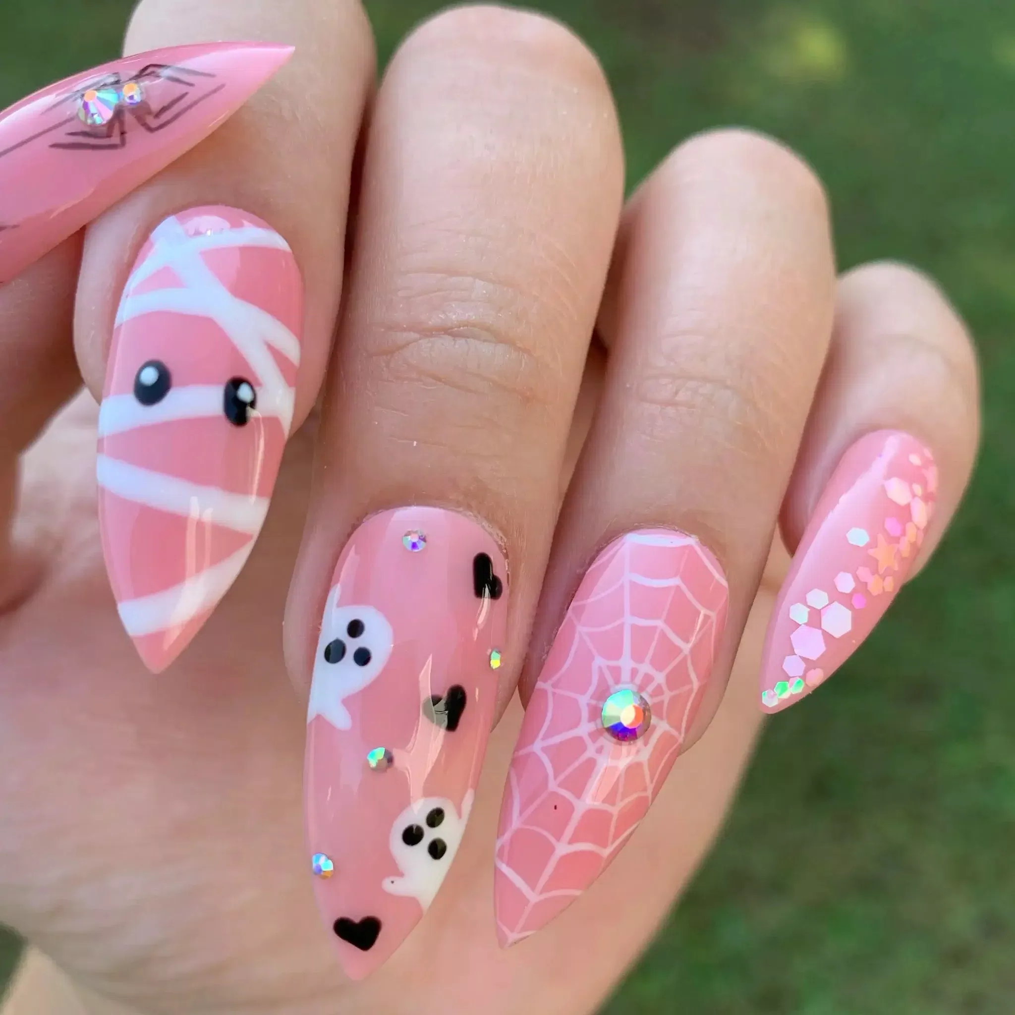 Những mẫu nail Halloween "ma mị"