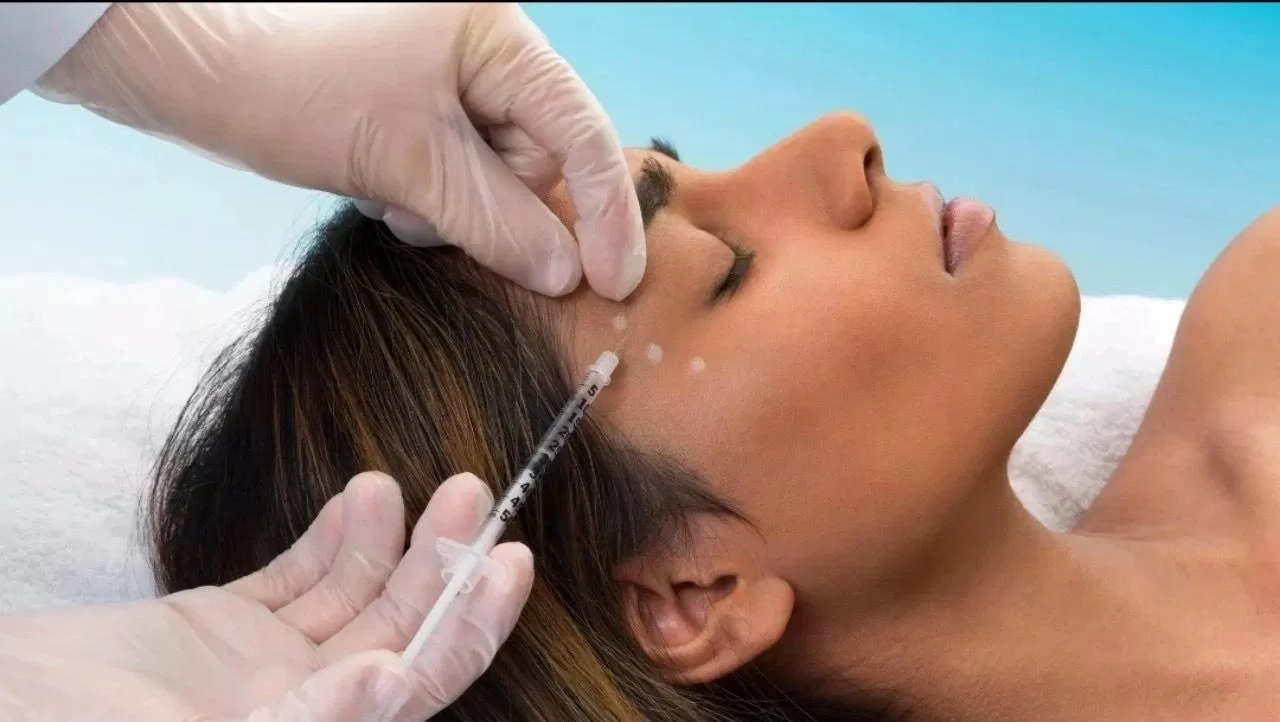 Botox, một loại thần dược trong thế giới làm đẹp, hoạt động bằng cách tạm thời làm giảm hoạt động của các cơ mặt. (Nguồn: Internet)