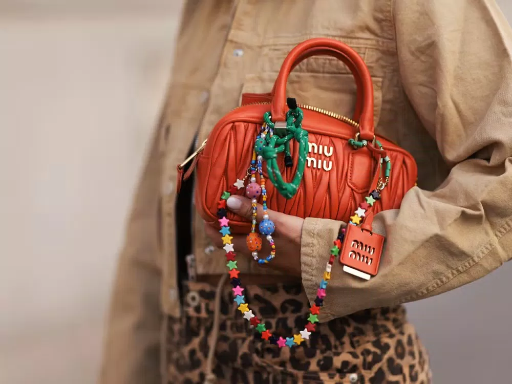 Bag charm vẫn đang là xu thế dẫn đầu. (Ảnh: Jeremy Moeller/Getty Images)