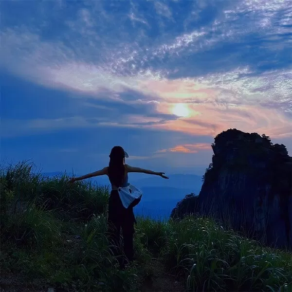 Hãy thử khám phá những nơi em chưa từng đi, ngắm nhìn cảnh vật đẹp đẽ xung quanh, cuộc sống của em sẽ tươi mới hơn (Nguồn: Internet).