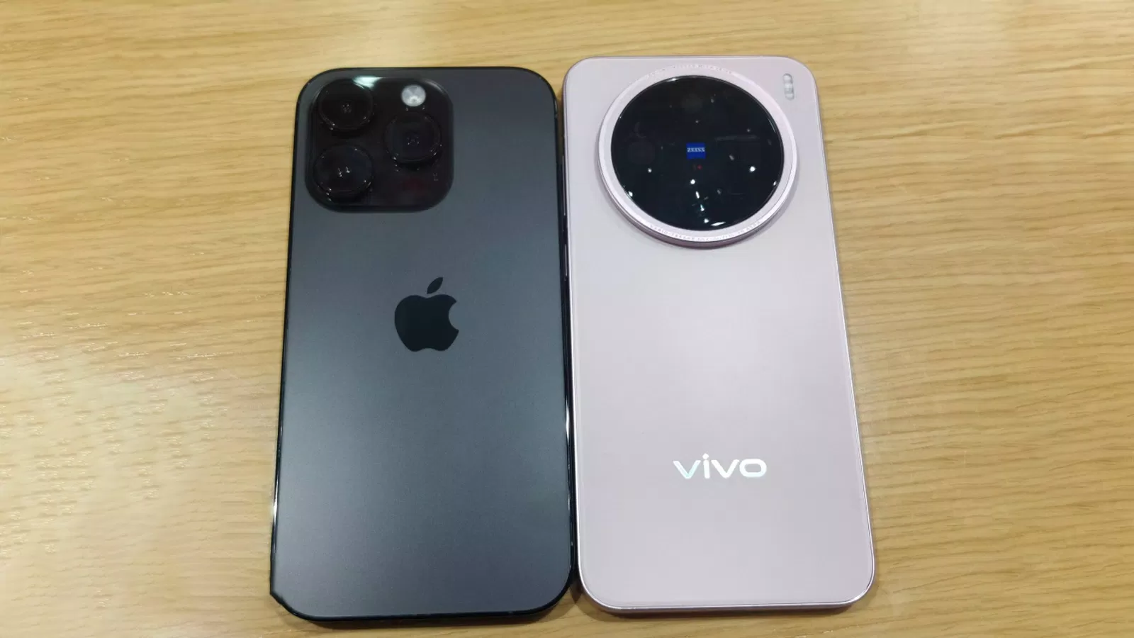 Vivo X200 Pro Mini đặt bên cạnh iPhone 16 Pro (Nguồn: Internet)