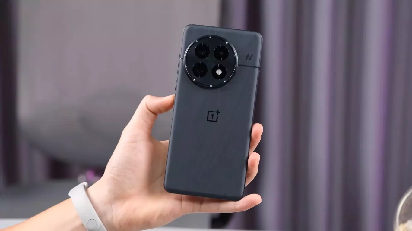 OnePlus 13 cho cảm giác cầm nắm khá thoải mái và chắc chắn (Ảnh: Internet) OnePlus 13 cho cảm giác cầm nắm khá thoải mái và chắc chắn (Ảnh: Internet)