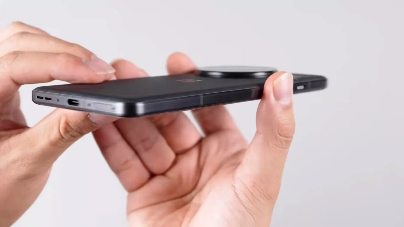 Nhờ công nghệ pin mới mà OnePlus 13 có viền màn hình khá mỏng (Ảnh: Internet) Nhờ công nghệ pin mới mà OnePlus 13 có viền màn hình khá mỏng (Ảnh: Internet)