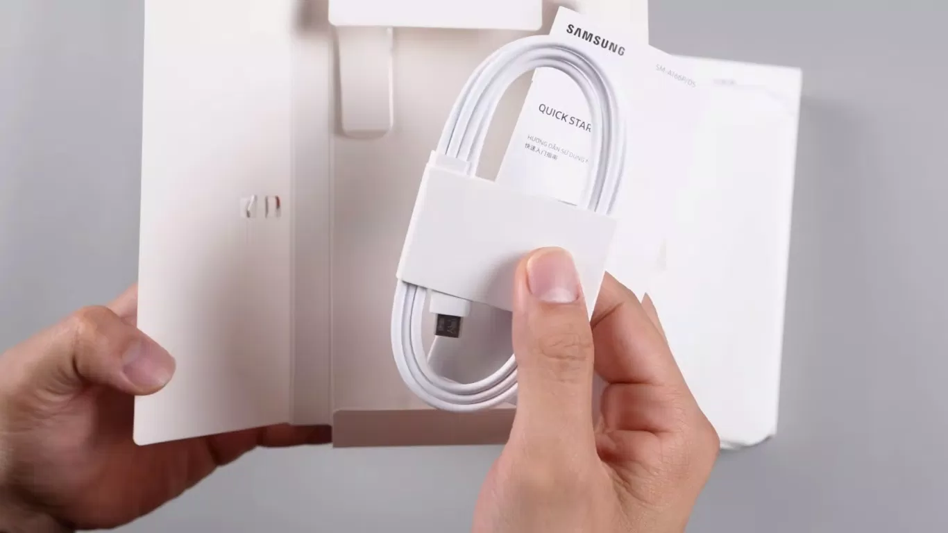 Hộp phụ kiện của Galaxy A16 5G chỉ có cáp sạc với que chọc sim (Ảnh: Internet) Hộp phụ kiện của Galaxy A16 5G chỉ có cáp sạc với que chọc sim (Ảnh: Internet)